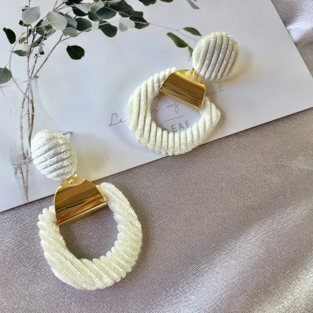 Velvet Cream Faux Fur Gold Bar Stud Earrings - Picture 2 of 7